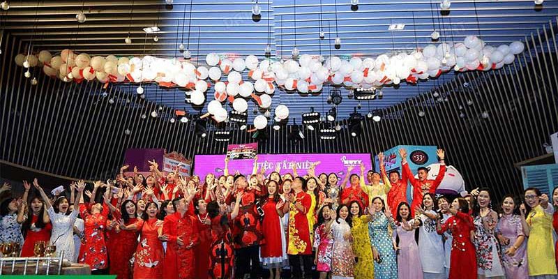 Tiệc tất niên là gì?