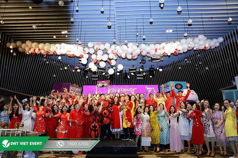 Tiệc tất niên là gì?