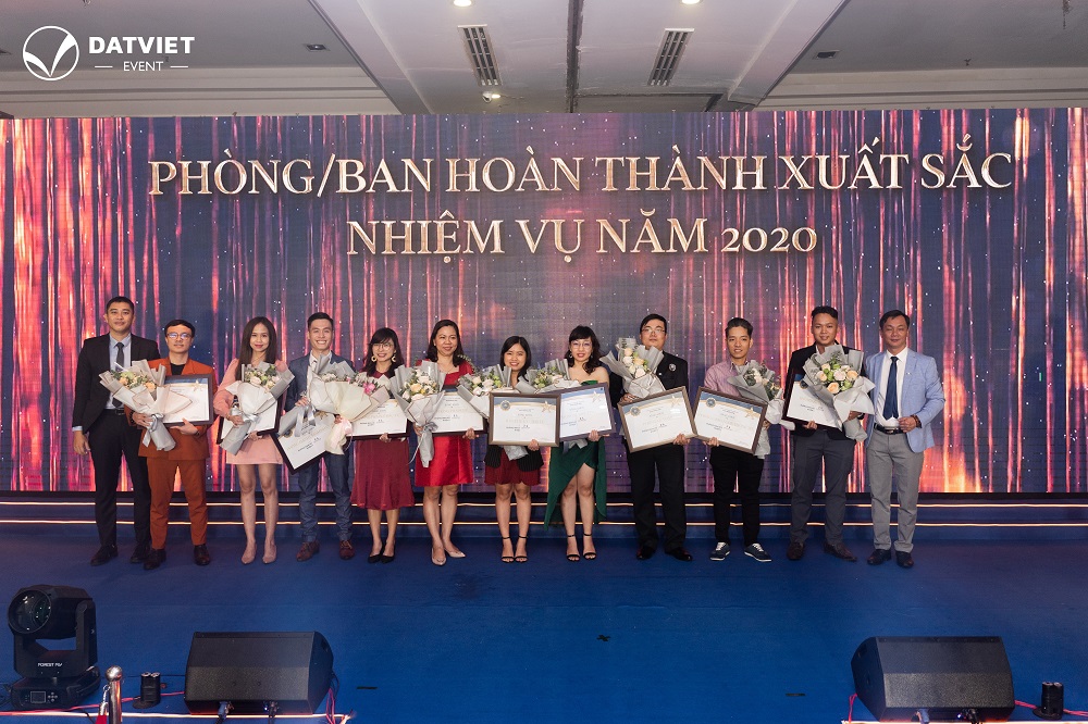 Khen thưởng, khích lệ nhân viên trong tiệc tất niên.