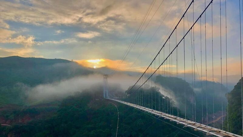 View ngắm hoàng hôn tại cầu kính Bạch Long